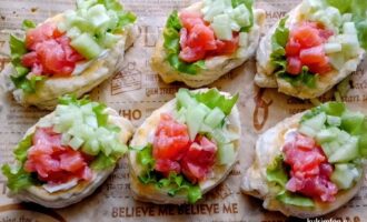 Лодочки из слоеного теста с красной рыбой и огурцом