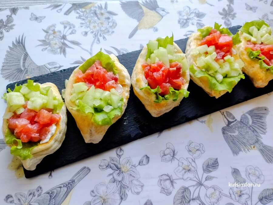 Закуска из слоеного теста с красной рыбой и свежим огурцом