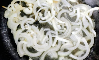 Лук обжаривается на сливочном масле