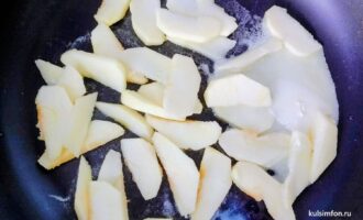 Яблоки тушатся на сливочном масле на сковороде