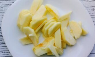 Нарезанные дольками яблоки для курицы