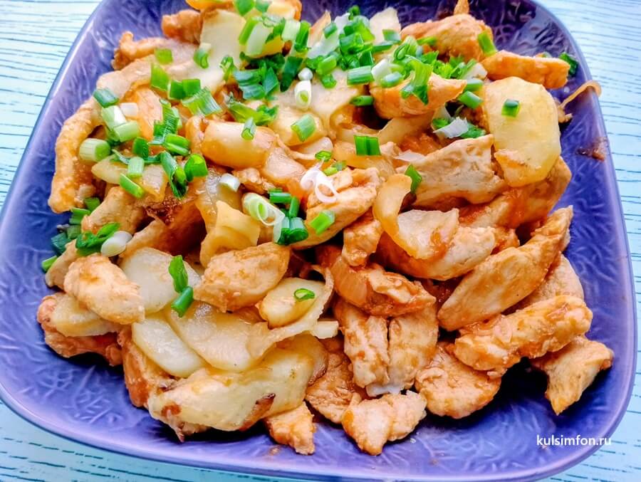 Куриное филе с яблоками и луком на сковороде