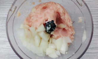 Куриный фарш с луком в чаше блендера