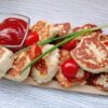 Куриные биточки с картофелем на сковороде с соусом и зеленью