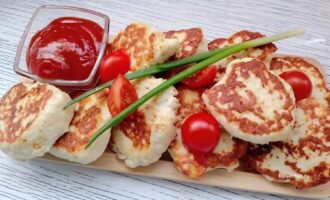 Куриные биточки с картофелем на сковороде с соусом и зеленью