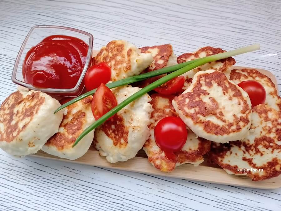 Куриные биточки с картофелем на сковороде с соусом и зеленью