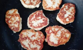 Обжаривание куриных биточков