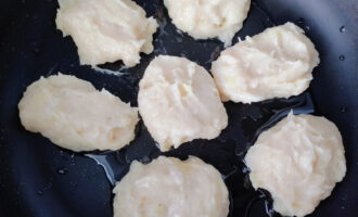 Формирование биточков на сковороде