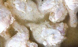 Курица на рисе, залитая водой и маринадом