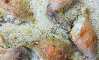 Запеченная курица с рисом в духовке крупным планом