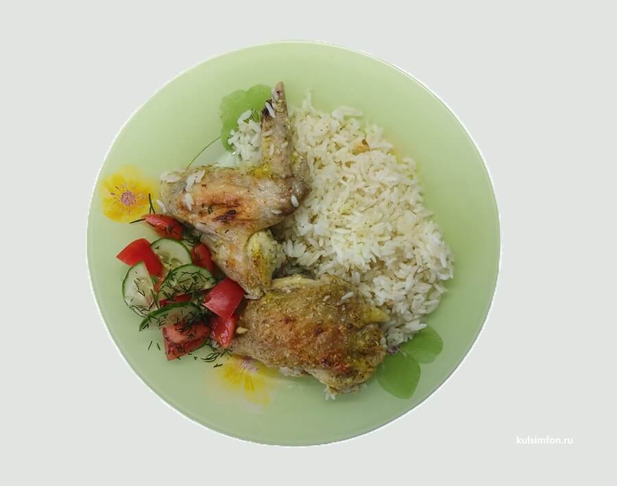 Курица с грецким орехом и рисом на тарелке