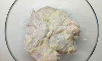 Курица в маринаде с майонезом и чесноком в миске