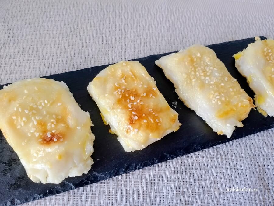 Пирожки из рисовой бумаги с творогом и яблоком на тарелке