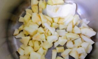 Яблоки тушатся с сахаром и сливочным маслом
