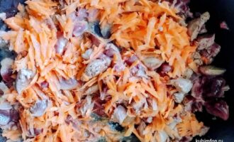 Куриная печень с морковью на сковороде в процессе приготовления