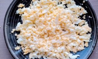Вареные яйца мелко нарезанные для салата