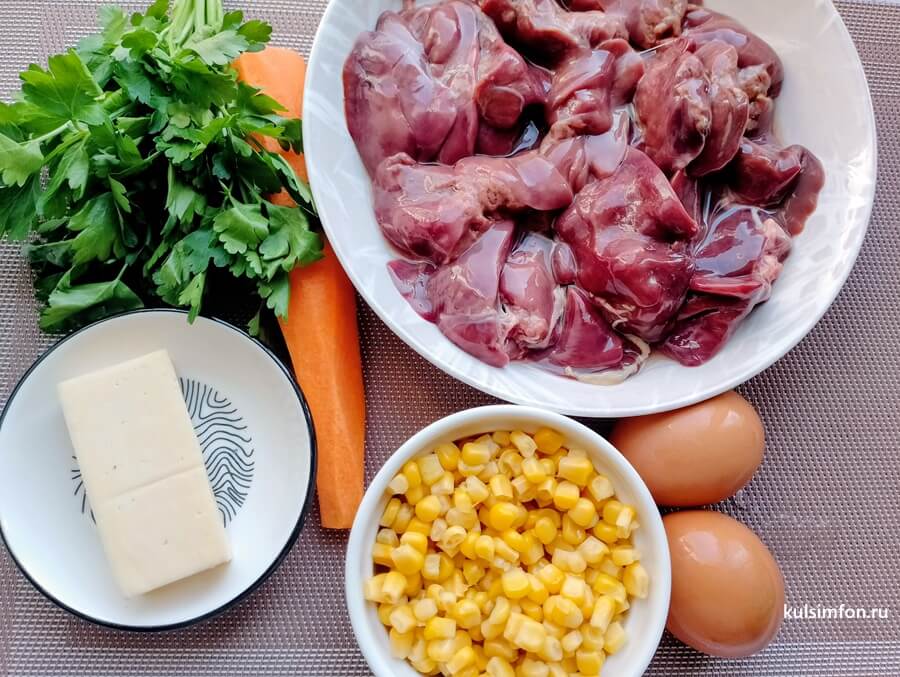 Ингредиенты для салата с куриной печенью, кукурузой, яйцами и сыром