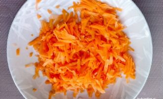 Натертая свежая морковь для салата
