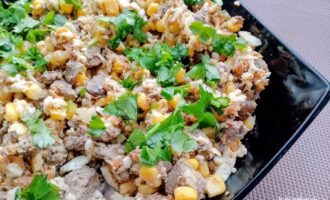 Готовый салат с куриной печенью и кукурузой с зеленью