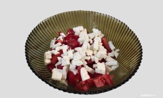 Помидоры с брынзой в миске для приготовления салата