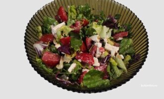 Готовый салат с помидорами, брынзой и листьями салата