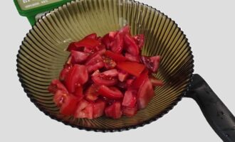 Нарезанные помидоры для салата с брынзой