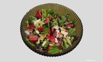 Легкий салат с помидорами, брынзой и салатной смесью