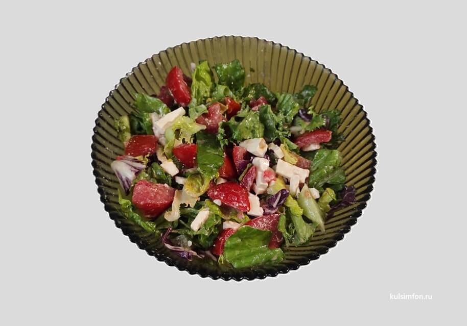 Легкий салат с помидорами, брынзой и салатной смесью