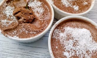 Творожный десерт с рикоттой и какао в креманке