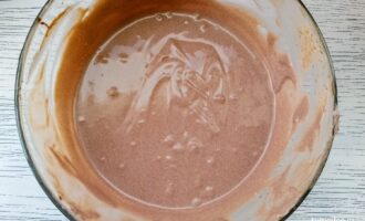 Смешивание желатина с шоколадной творожной массой