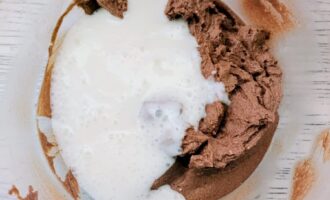 Добавление кефира в творожную массу