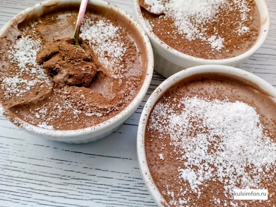 Творожный десерт с рикоттой и какао в креманке