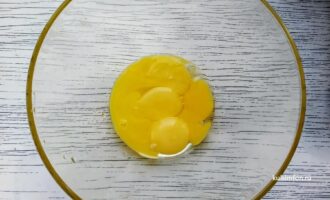Яичные желтки для апельсинового кулича в миске