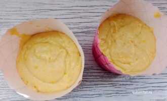 Тесто в формах перед выпеканием куличей