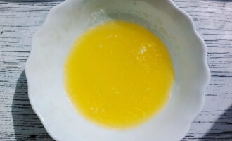 Растопленное сливочное масло для теста кулича