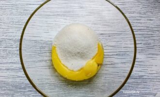 Желтки с сахаром для апельсинового кулича