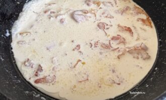 Сливки добавляются к бекону для приготовления соуса