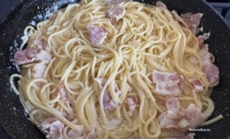 Спагетти перемешиваются со сливочным соусом