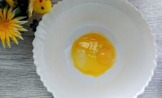 Желтки с сахаром взбитые до светлой массы