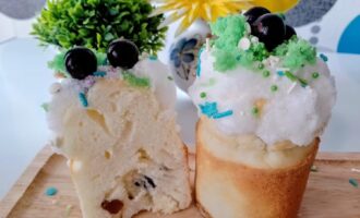 Куличи с глазурью и ягодами