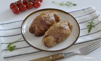 Готовые куриные рулетики с яблоком на тарелке