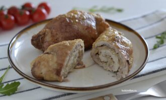 Куриные рулетики с яблоком на тарелке