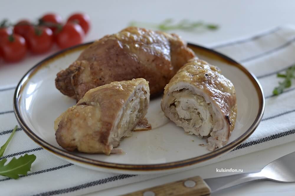 Куриные рулетики с яблоком на тарелке