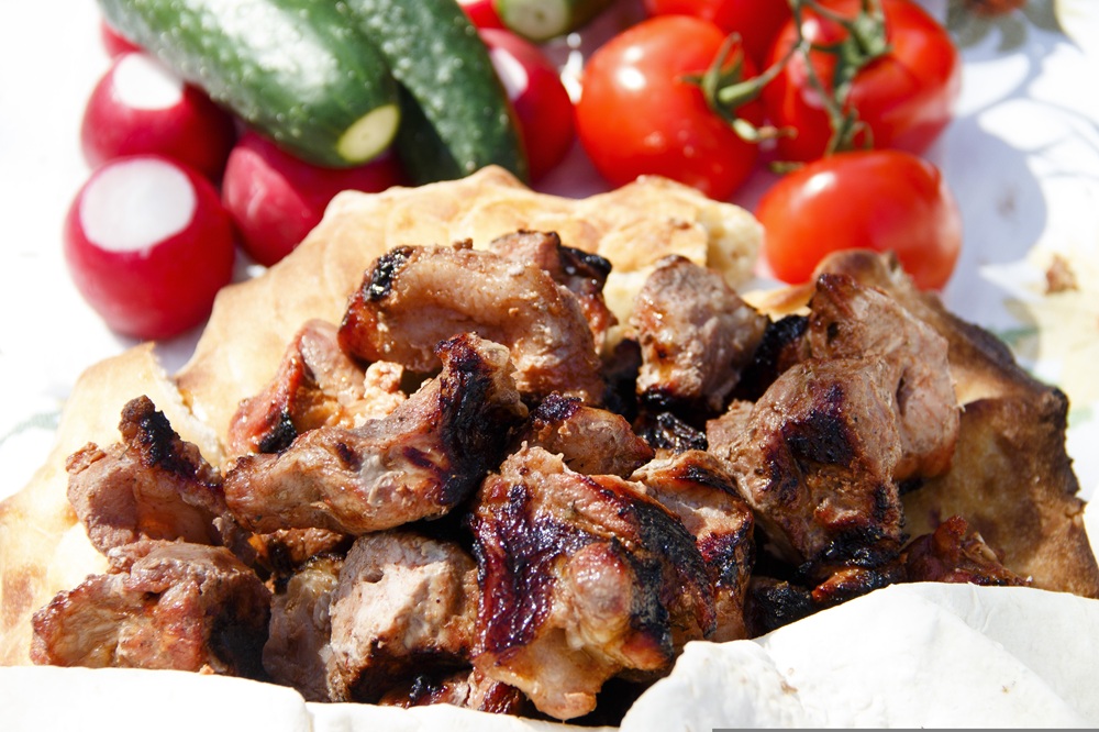 Готовый шашлык с лавашом и свежими овощами