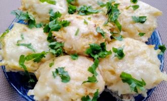 Стожки из фарша с картофелем в духовке на тарелке с зеленью