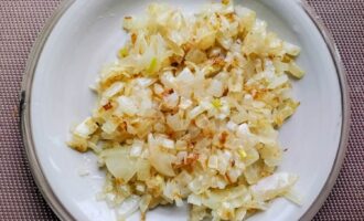 Обжаренный лук на тарелке для мясных стожков