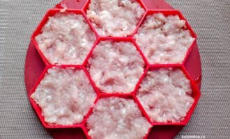 Обжаренный лук на тарелке для мясных стожков