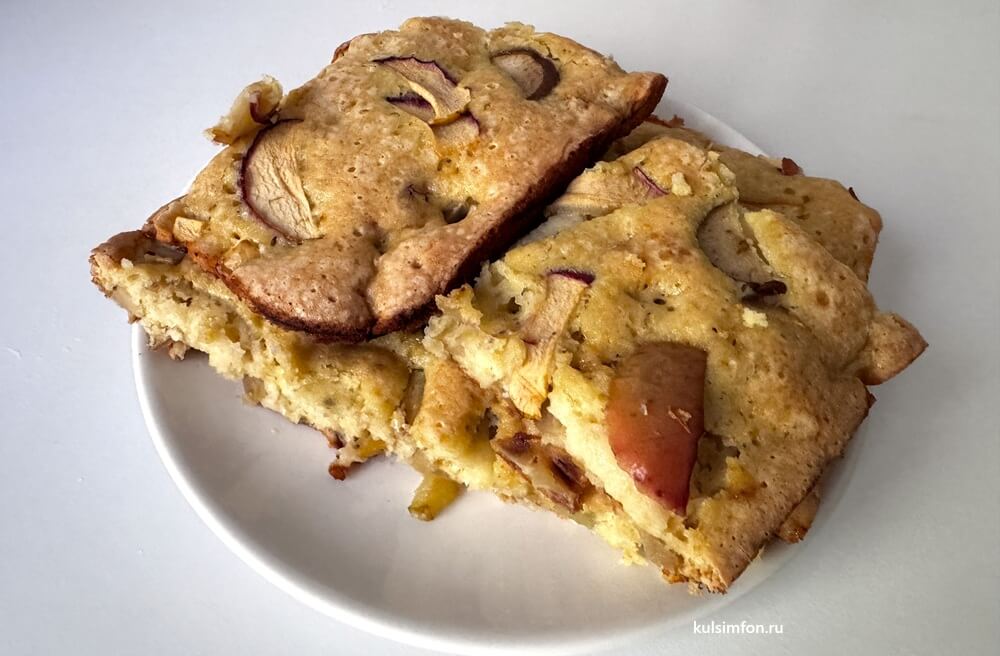 Кусочки шарлотки с яблоками и грушей на белой тарелке