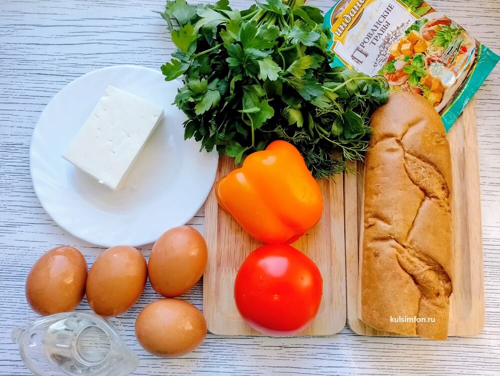 Ингредиенты для яичницы с брынзой, овощами и чесночными гренками