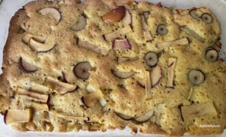 Готовая шарлотка с яблоками и грушей в форме для выпечки
